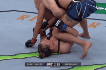 Nữ võ sĩ "chuyển bại thành thắng" bằng độc chiêu bẻ tay hiểm hóc