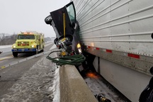 Ô tô bẹp dí sau tai nạn, tài xế sống sót kì diệu