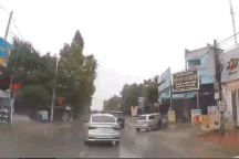 Ô tô "không người lái" lao ra đường, húc đổ xe máy