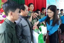 Mang niềm vui đến với những người lao động "không có Tết"