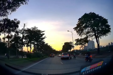 Người đi xe máy loạng choạng, va vào ô tô rồi ngã ra đường