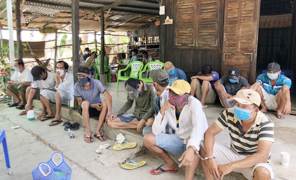 Nhiều đối tượng tụ tập đánh bạc ăn tiền giữa đại dịch - 1 Nhiều đối tượng tụ tập đánh bạc ăn tiền giữa đại dịch - 1