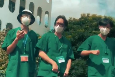 Tình nguyện viên đọc rap cổ vũ tinh thần chống dịch