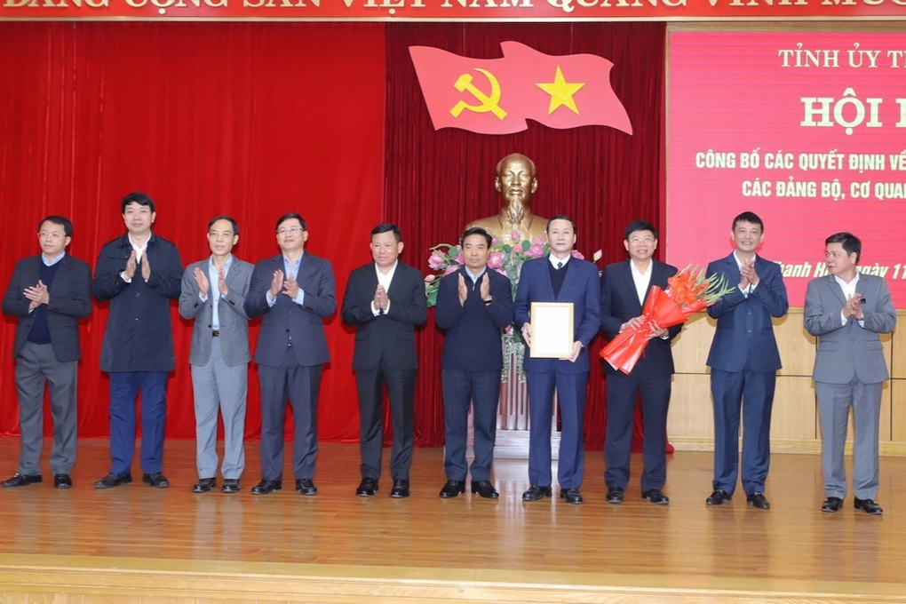 Thanh Hóa công bố các quyết định về tổ chức bộ máy và cán bộ - 2 Thanh Hóa công bố các quyết định về tổ chức bộ máy và cán bộ - 2