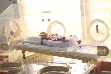 Cứu sống bé gái sinh non nặng 7 lạng