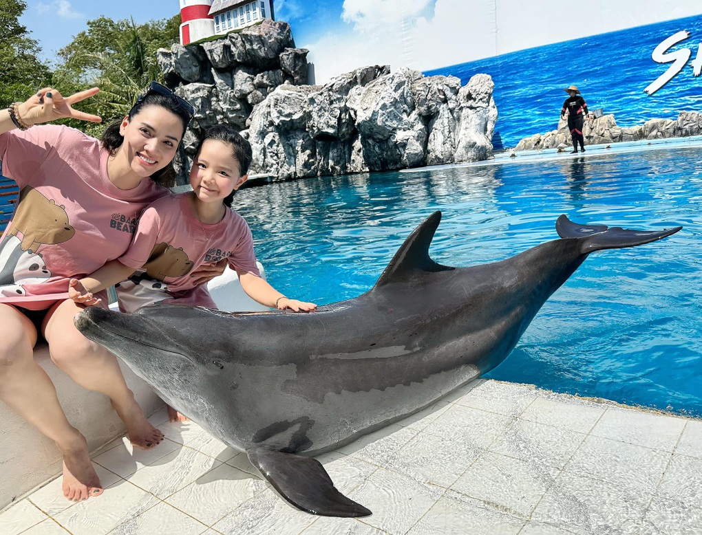 Trang Nhung tuổi 38: Chồng đạo diễn yêu chiều, chăm dát đồ hiệu xuống phố - 7 Trang Nhung tuổi 38: Chồng đạo diễn yêu chiều, chăm dát đồ hiệu xuống phố - 7