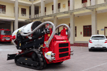 Xem "siêu robot chữa cháy" phun nước xa 80m