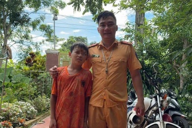 Thượng úy cảnh sát giao thông lao xuống sông chảy xiết cứu cháu bé