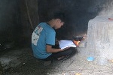 Khâm phục nghị lực cậu học trò mồ côi học giỏi, thường nhịn đói đi học