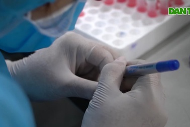 Lấy mẫu xét nghiệm Covid-19 ngẫu nhiên tại Bến xe Miễn Đông