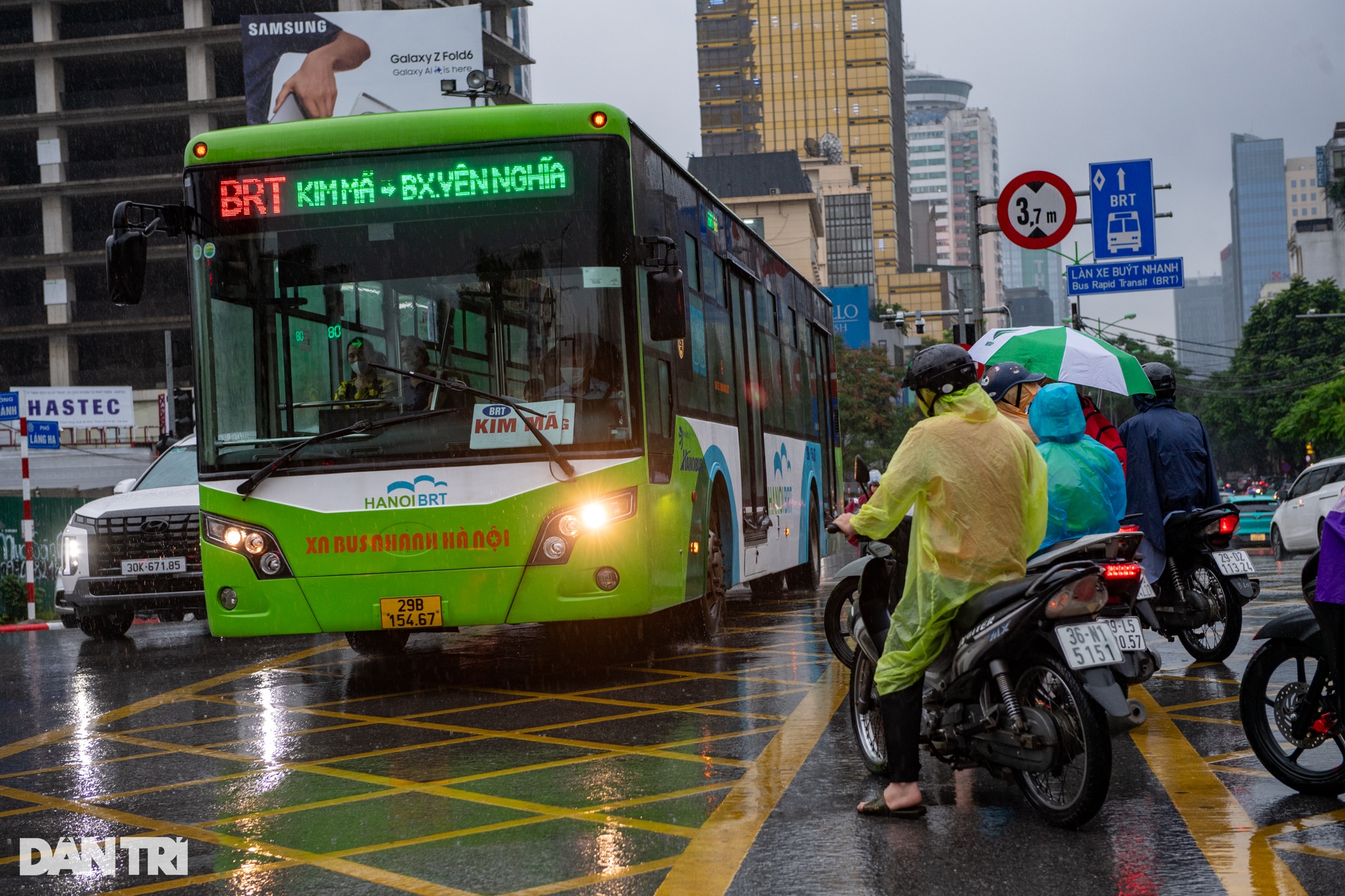 Trời Hà Nội tối sầm do ảnh hưởng mưa bão, xe cộ phải bật đèn giữa ban ngày - 3