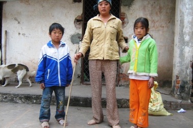 Éo le cảnh goá phụ tàn tật nuôi con thơ dại