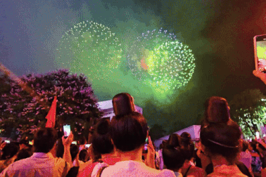 Mãn nhãn màn pháo hoa tầm cao rực sáng bầu trời TP Điện Biên Phủ