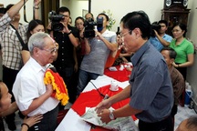 Gia đình liệt sĩ òa khóc khi nhận lại cuốn nhật ký của con