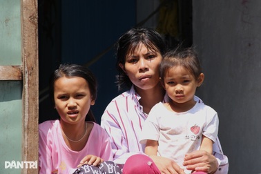 Mẹ đơn thân bệnh tật và 2 con nhỏ lay lắt trong căn nhà chỉ hơn 10m2