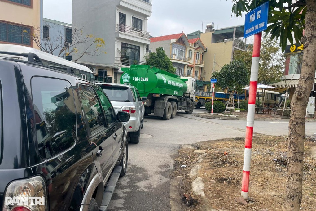 Người dân Hà Nội trắng đêm xếp hàng chờ đăng kiểm - 9 Người dân Hà Nội trắng đêm xếp hàng chờ đăng kiểm - 9
