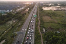 Cao tốc TPHCM - Long Thành ùn tắc hơn 10km, CSGT đóng đường vào cao tốc