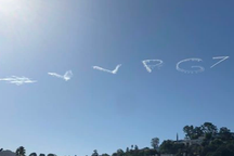 Máy bay "vẽ" thông điệp nghi chúc mừng sinh nhật ông Putin lên bầu trời Mỹ