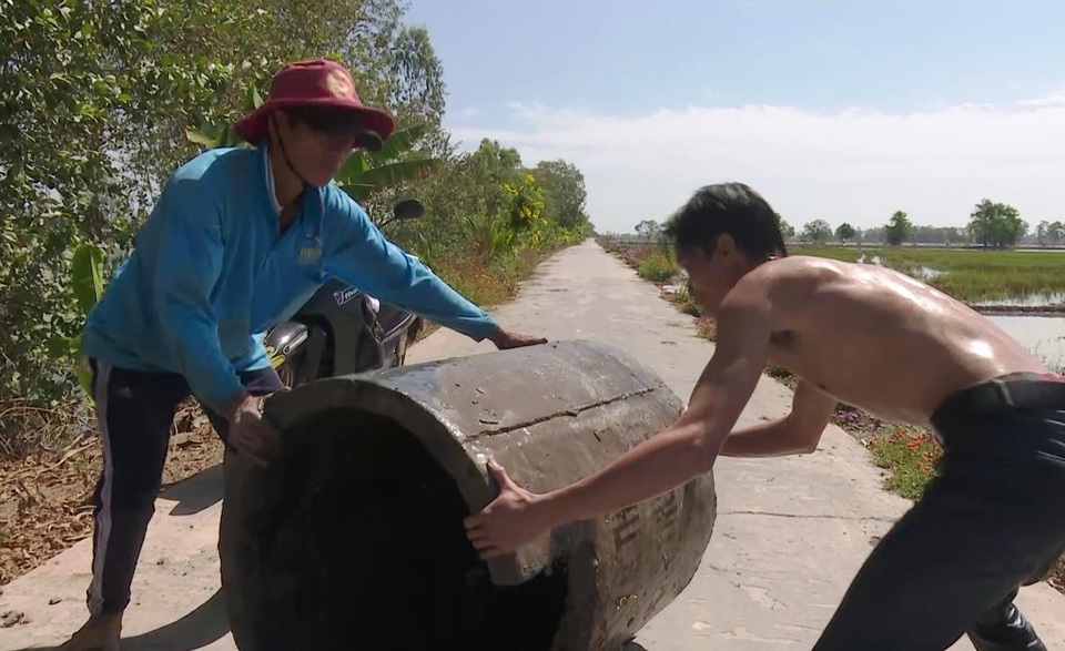 Nhiều bể chứa vỏ thuốc bảo vệ thực vật bất ngờ bị... “đạp” xuống kênh - 1 Nhiều bể chứa vỏ thuốc bảo vệ thực vật bất ngờ bị... “đạp” xuống kênh - 1