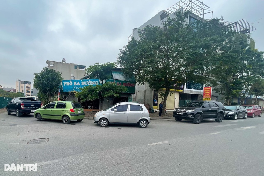 Người dân Hà Nội trắng đêm xếp hàng chờ đăng kiểm - 5 Người dân Hà Nội trắng đêm xếp hàng chờ đăng kiểm - 5