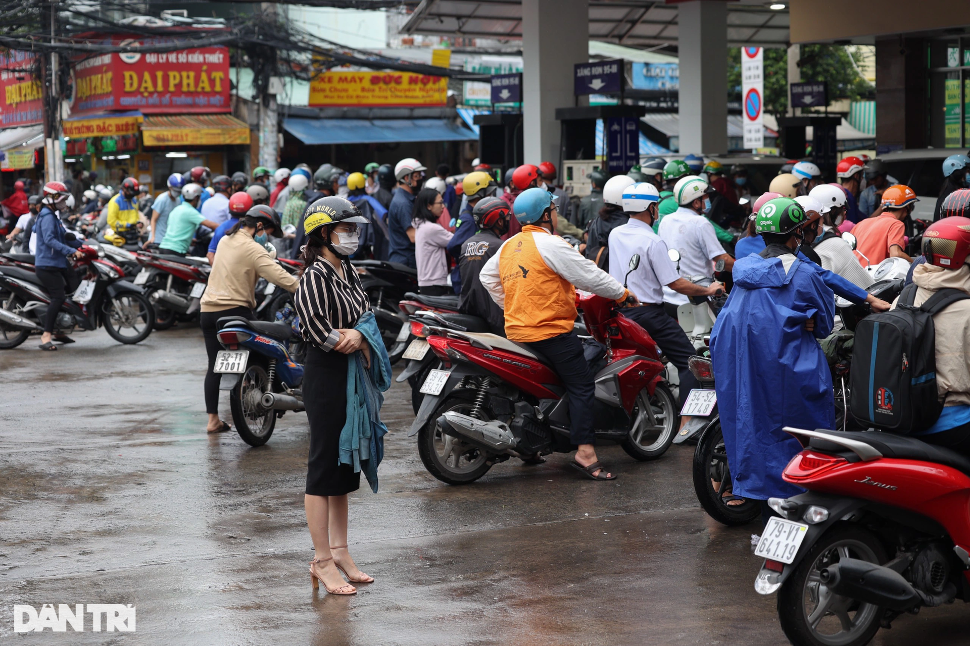 Người dân TPHCM chật vật đổ xăng trong sáng đầu tuần - 7 Người dân TPHCM chật vật đổ xăng trong sáng đầu tuần - 7