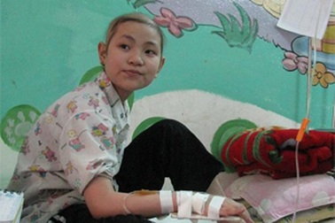 Bé gái 11 tuổi chống chọi với bệnh ung thư xương