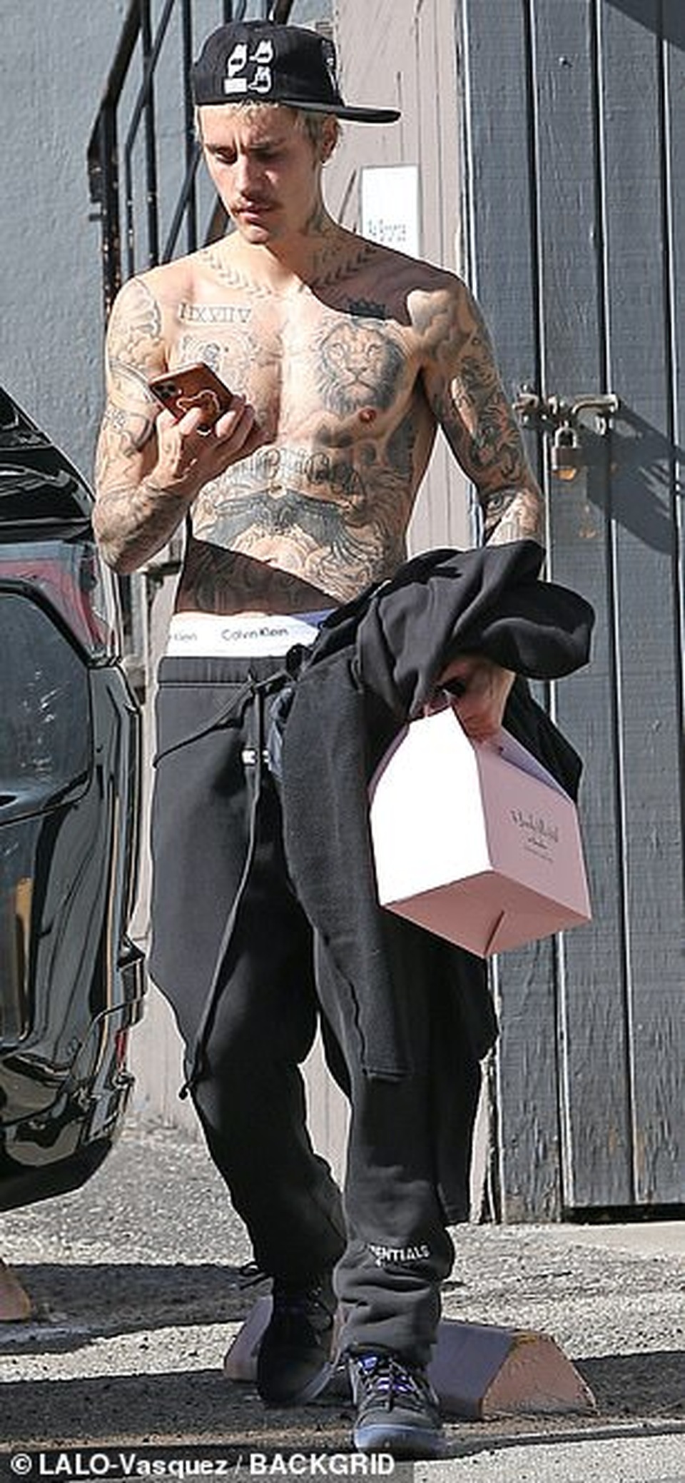 Justin Bieber cởi trần khoe loạt hình xăm - 2 Justin Bieber cởi trần khoe loạt hình xăm - 2