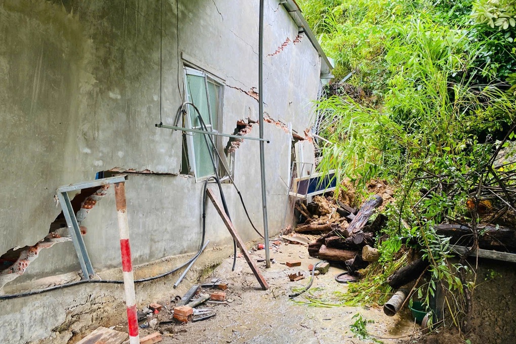 Bất lực đứng nhìn nhiều ngôi nhà bị lũ nuốt chửng - 3 Bất lực đứng nhìn nhiều ngôi nhà bị lũ nuốt chửng - 3