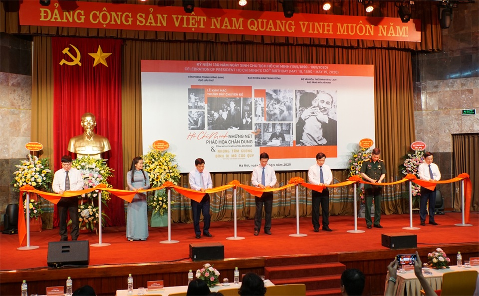 Khai mạc trưng bày chuyên đề Hồ Chí Minh - Những nét phác họa chân dung - 1 Khai mạc trưng bày chuyên đề Hồ Chí Minh - Những nét phác họa chân dung - 1