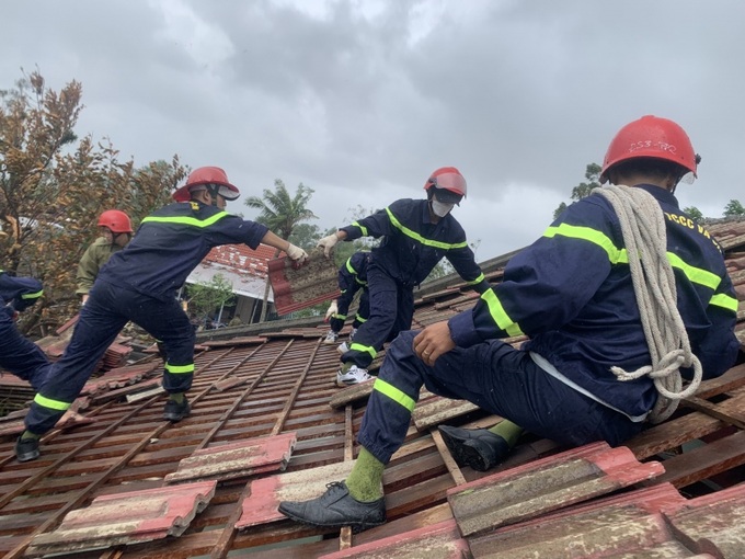 Ngay khi nhận được tin báo, Công an tỉnh Thừa Thiên Huế đã huy động các lực lượng đến hỗ trợ người dân khắc phục hậu quả, tạm thời ổn định cuộc sống 