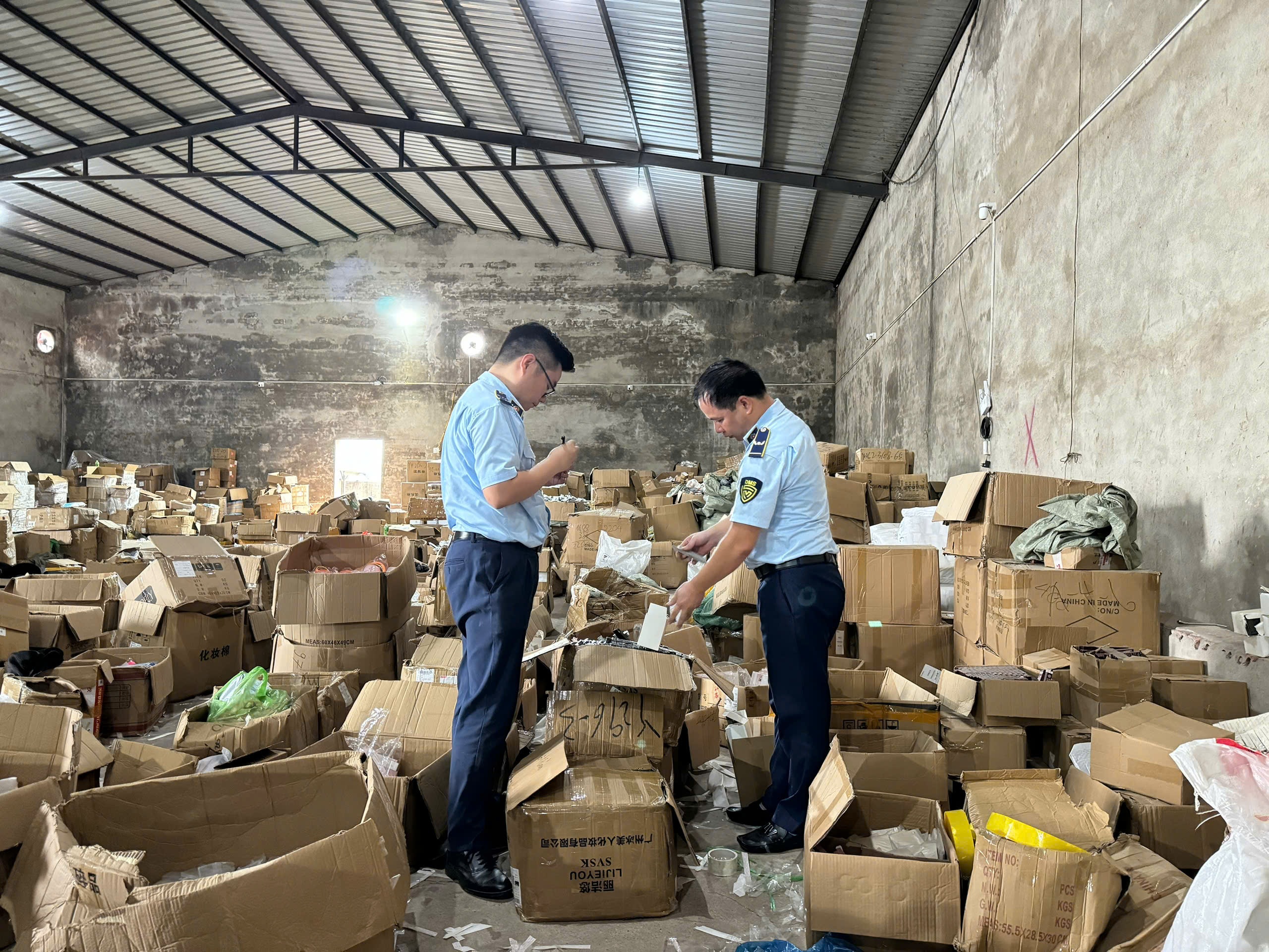 Phát hiện kho hàng của người Trung Quốc ở Quảng Ninh, doanh thu 43 tỷ đồng - 1