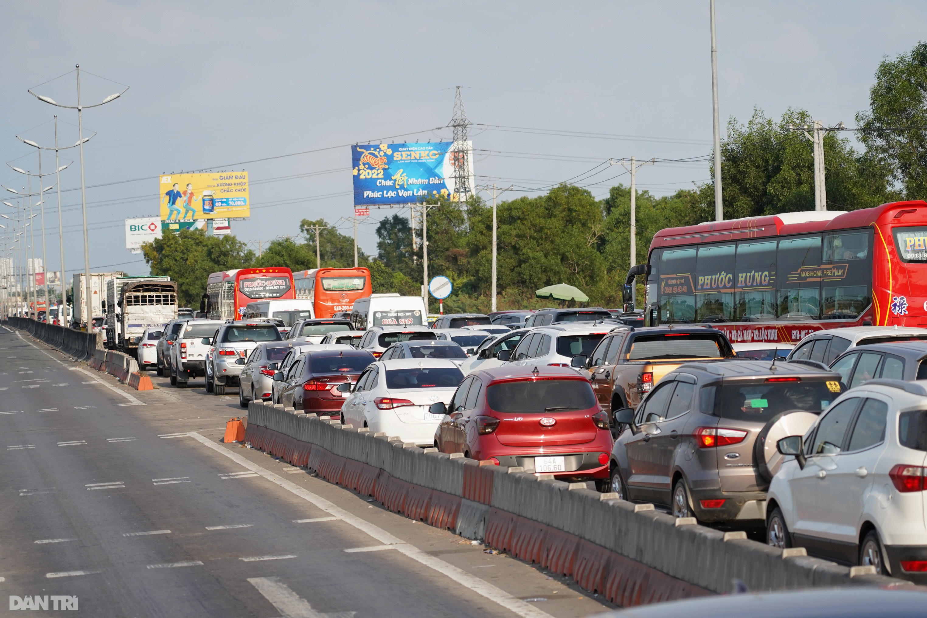Người dân trở lại TPHCM, kẹt xe hơn 2km tại trạm thu phí Chợ Đệm - 5 Người dân trở lại TPHCM, kẹt xe hơn 2km tại trạm thu phí Chợ Đệm - 5