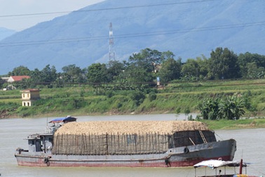 Xử phạt 11 trường hợp vi phạm bốc xếp, chở hàng quá tải trên sông