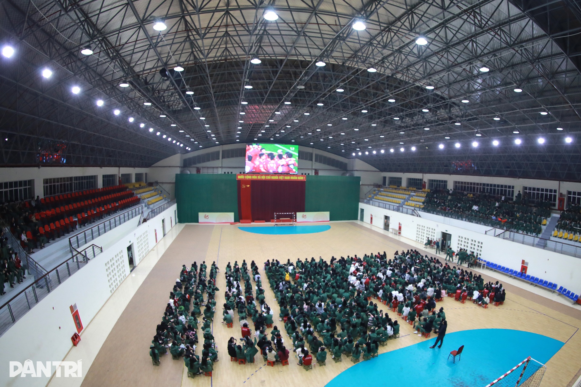 Không khí hàng triệu người hâm mộ cả nước cuồng nhiệt cổ vũ tuyển Việt Nam - 13 Không khí hàng triệu người hâm mộ cả nước cuồng nhiệt cổ vũ tuyển Việt Nam - 13