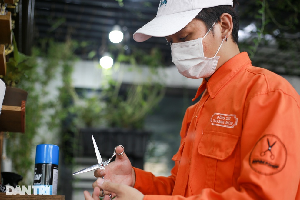 Thợ cắt tóc thất nghiệp chuyển nghề mưu sinh qua ngày - 1 Thợ cắt tóc thất nghiệp chuyển nghề mưu sinh qua ngày - 1