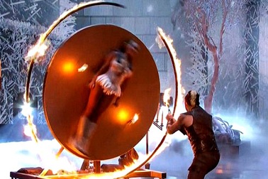 Cặp đôi phi dao đùa giỡn với tử thần ở Tìm kiếm Tài năng Mỹ