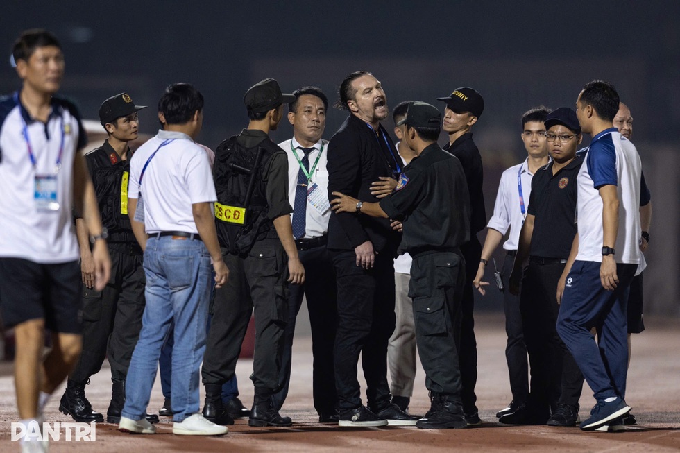 Chuyên gia: Trọng tài V-League non nớt, nhưng HLV cần tôn trọng cuộc chơi - 1 Chuyên gia: Trọng tài V-League non nớt, nhưng HLV cần tôn trọng cuộc chơi - 1