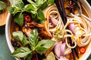 Blogger ngoại quốc bị phản ứng vì hướng dẫn nấu món phở Việt sai cách