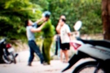 Khởi tố vụ án và bắt giam người đàn ông dùng điếu cày đánh cảnh sát khu vực