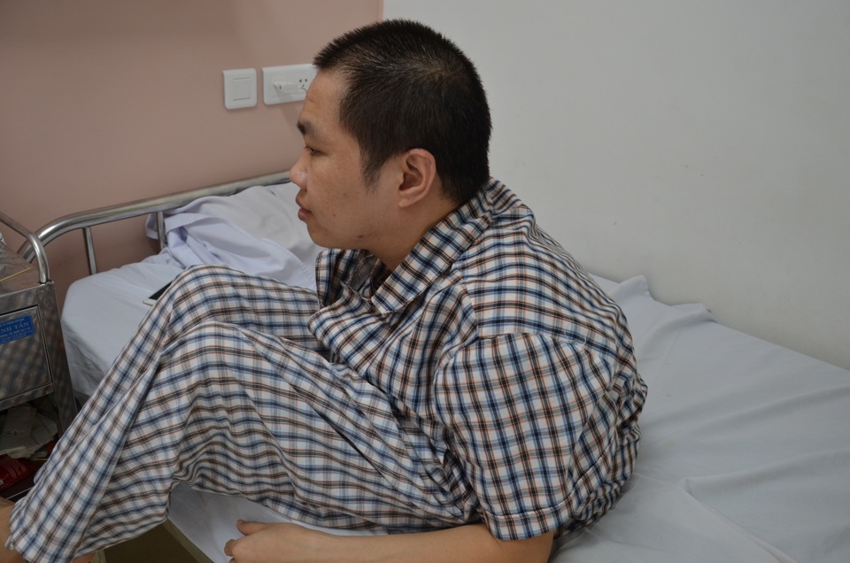 Thương người đàn ông có thân hình gãy gập đến ngồi chơi với con cũng khó - 2 Thương người đàn ông có thân hình gãy gập đến ngồi chơi với con cũng khó - 2