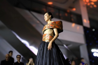 Váy dạ hội lấy cảm hứng từ lò gạch trăm tuổi ở Vĩnh Long gây chú ý