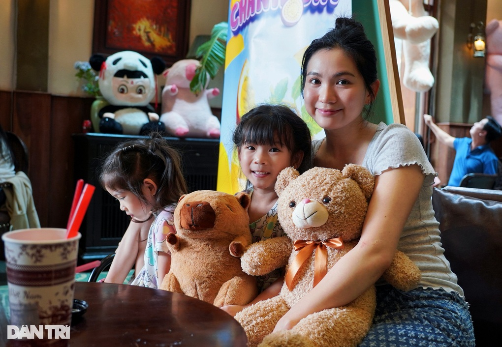 Quán cà phê treo hơn 700 con gấu bông gây sốt TPHCM, bảo vệ túc trực 24/24 - 5 Quán cà phê treo hơn 700 con gấu bông gây sốt TPHCM, bảo vệ túc trực 24/24 - 5