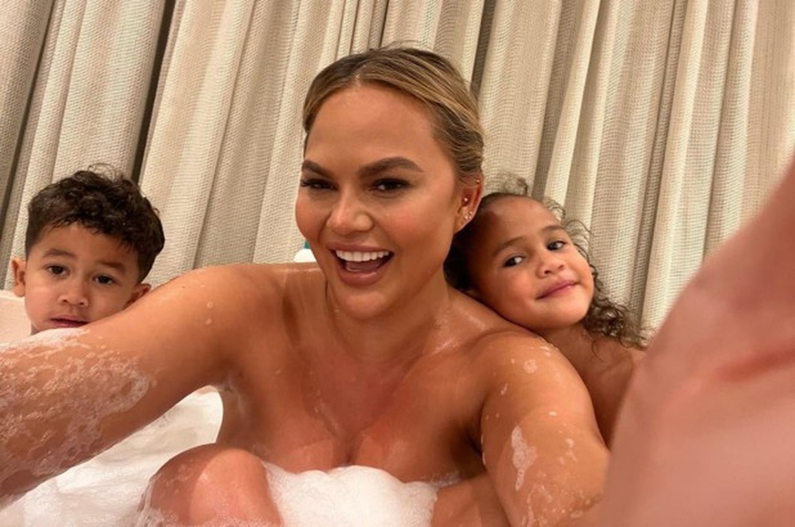 Model Chrissy Teigen caused controversy for posting photos of her bathing with her children - 1