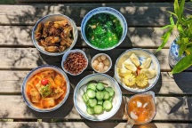 Châu Âu đắt đỏ, mẹ Việt trổ tài nấu cơm chưa đến 200.000 đồng cho 3 người