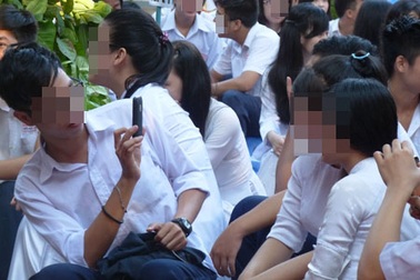 “Khóc” cho những lễ tri ân sáo rỗng, vô cảm