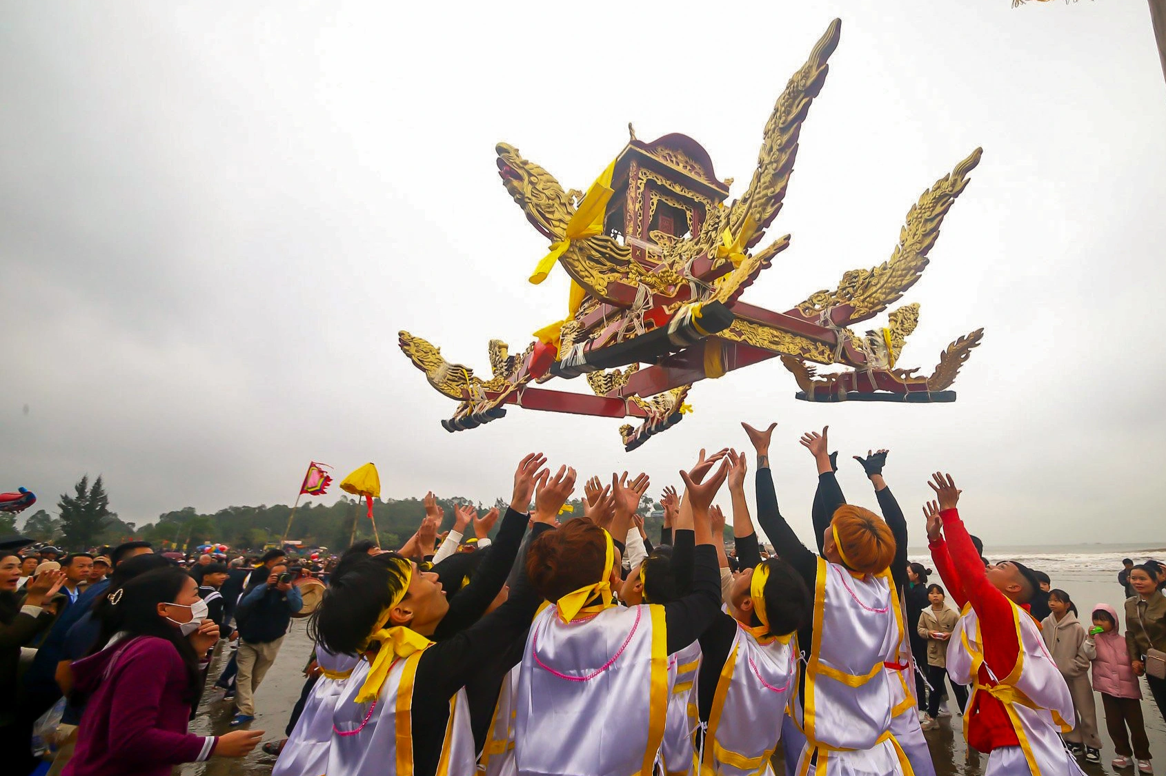 Cảnh cướp lộc và kiệu bay trong lễ hội ở ngôi đền thiêng xứ Nghệ - 6