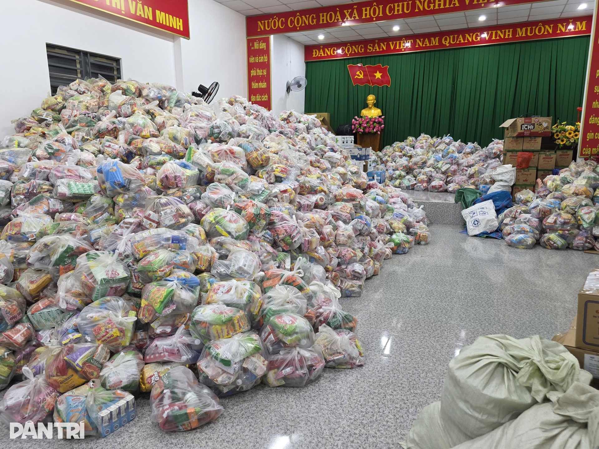 Hàng trăm người dân Đồng Nai trắng đêm gói 3.000 bánh gửi vùng lũ Phú Yên - 10