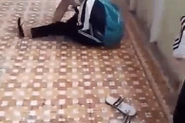 Nữ sinh lớp 6 bị bạn đánh dã man trong trường học