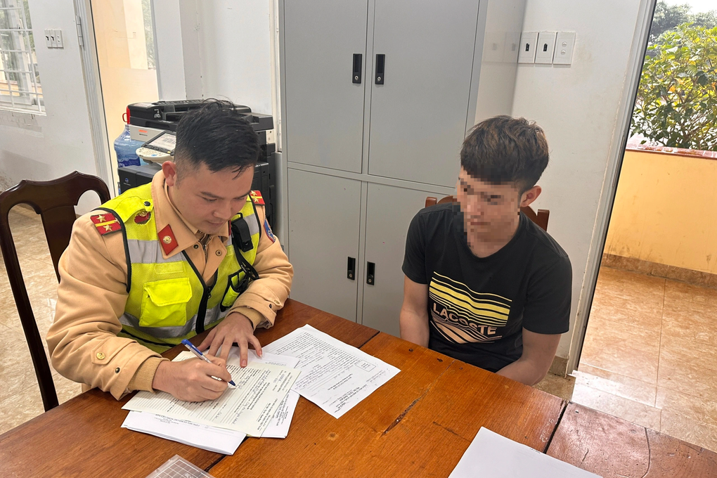 Thanh niên dương tính ma túy, bốc đầu xe trên quốc lộ - 3 Thanh niên dương tính ma túy, bốc đầu xe trên quốc lộ - 3