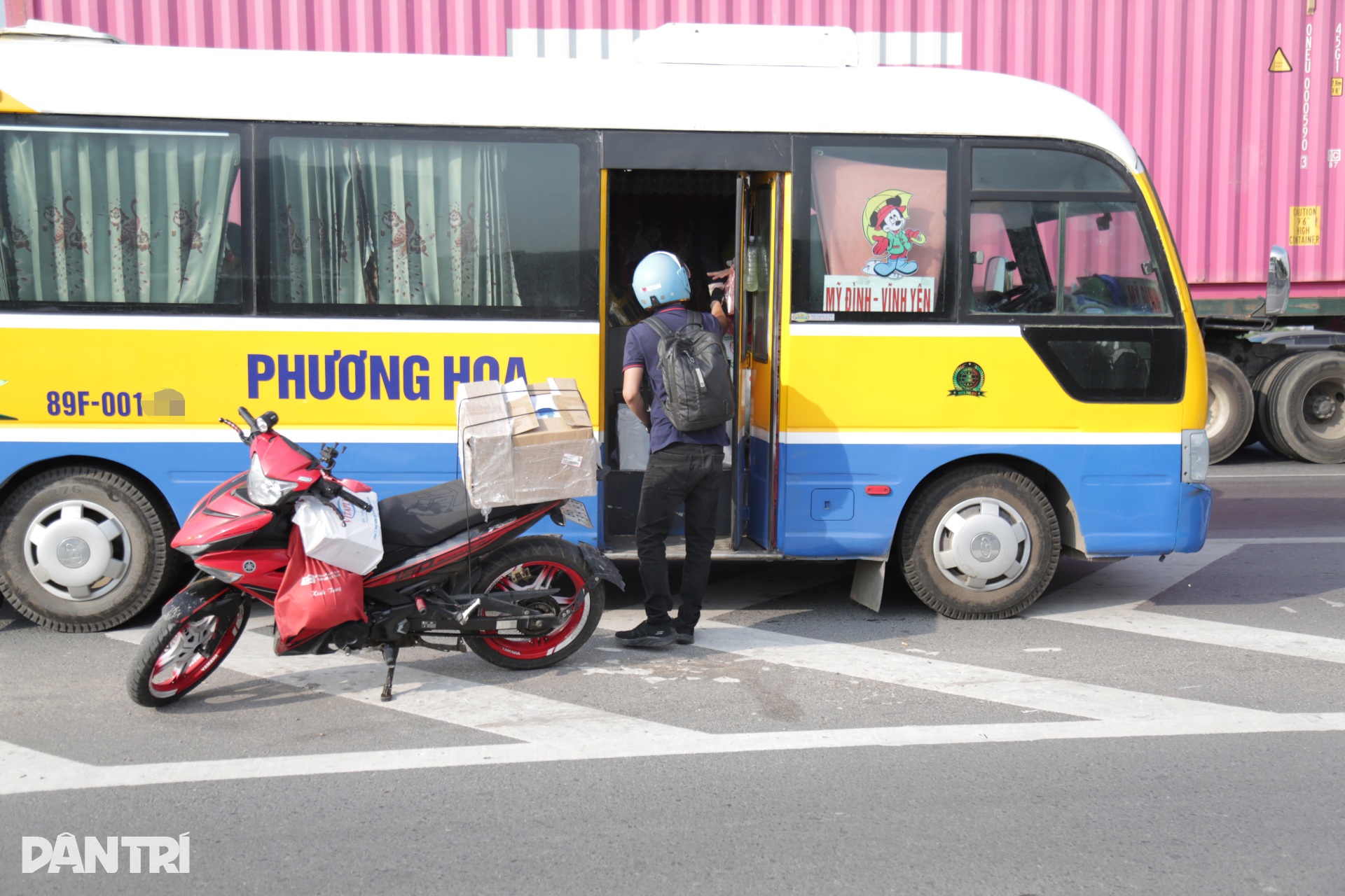 Bất chấp lệnh cấm, tài xế ngang nhiên đón, trả khách ở Vành đai 3 trên cao - 12 Bất chấp lệnh cấm, tài xế ngang nhiên đón, trả khách ở Vành đai 3 trên cao - 12